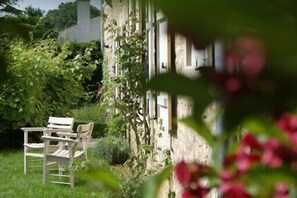 Property grounds - old winemaker's house (tailly)