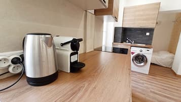 Refrigerador, microondas y cafetera y tetera