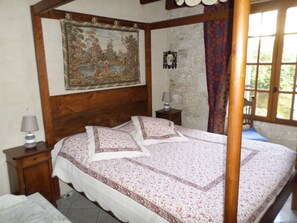 6 bedrooms, iron/ironing board, free WiFi, bed sheets