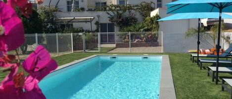 Een buitenzwembad en een verwarmd zwembad