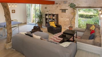 Télévision, lecteur de DVD, baby-foot, table de tennis de table