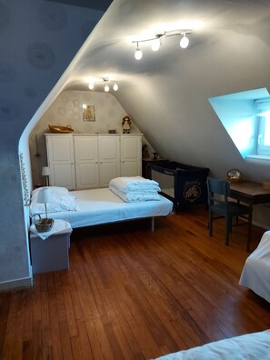 3 slaapkamers, een bureau, een strijkplank/strijkijzer, gratis wifi