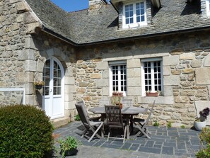 Outdoor dining - Pretty house 6/8 people - Magnificent sea view, located 300m from the sea. (l'armor pleubian)