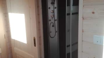 Douche, sĂšche-cheveux, serviettes fournies, papier toilette