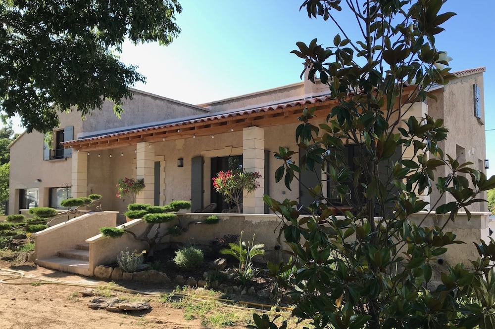 Villa Nita, family house in Robion at the foot of the Luberon