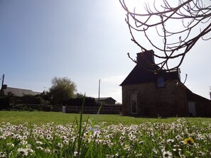 Property grounds - 300m from the SEA, Breton house with large garden and sea view - WIFI (Ploubazlanec)