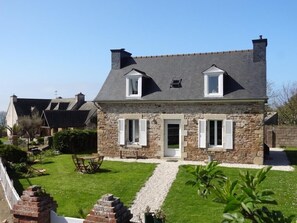 Exterior - 300m from the SEA, Breton house with large garden and sea view - WIFI (Ploubazlanec)