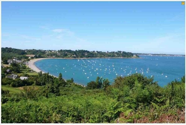 Beach nearby - 300m from the SEA, Breton house with large garden and sea view - WIFI (Ploubazlanec)