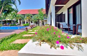 Brankas, meja kerja, tirai kedap cahaya, dan kedap suara