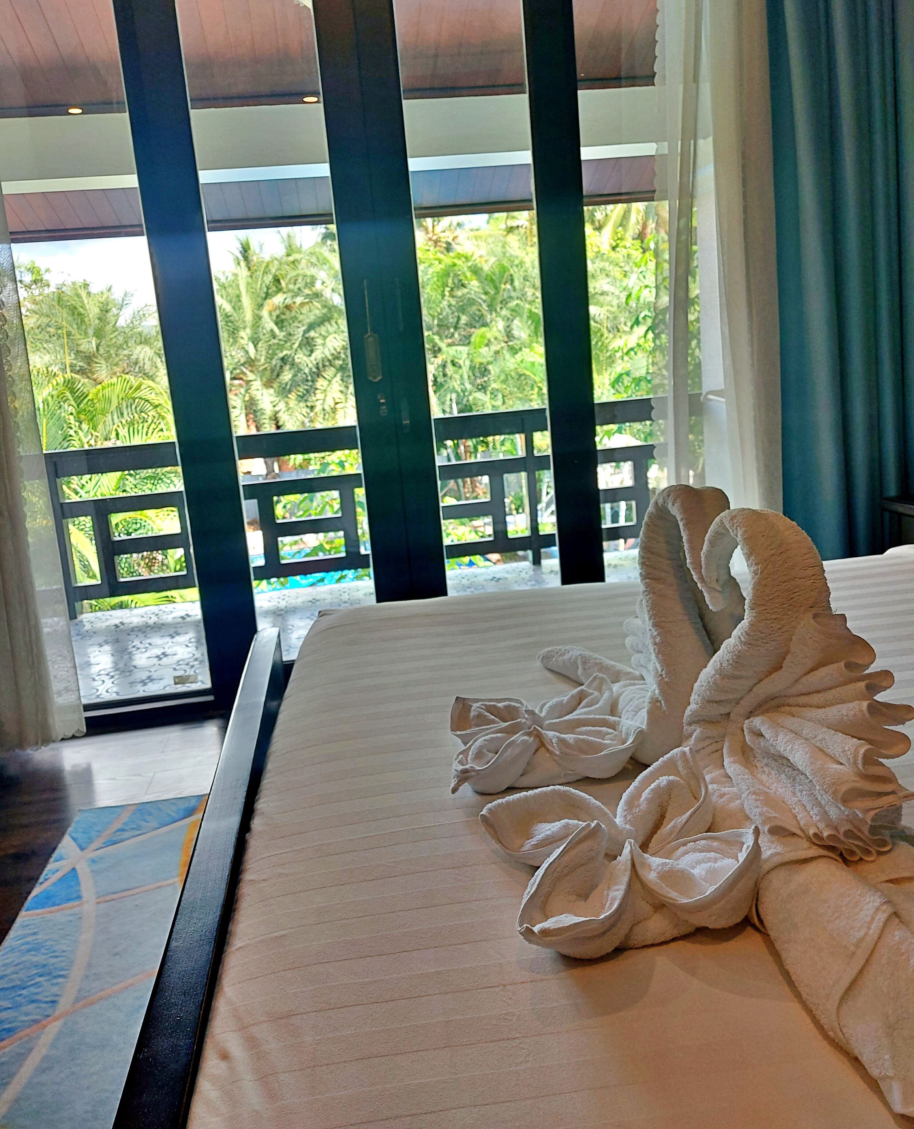 Luksus-dobbeltværelse - 1 kingsize-seng - udsigt til pool | Pengeskab på værelset, skrivebord, mørklægningsgardiner, lydisolering