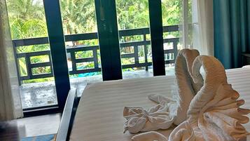 Luxury-Doppelzimmer, 1 King-Bett, Poolblick | Zimmersafe, Schreibtisch, Verdunkelungsvorhänge, schallisolierte Zimmer