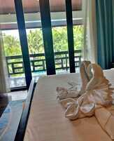 Caja de seguridad en la habitación, escritorio y cortinas blackout 