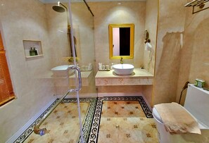 Shower, pancuran hujan, perlengkapan mandi gratis, dan sandal