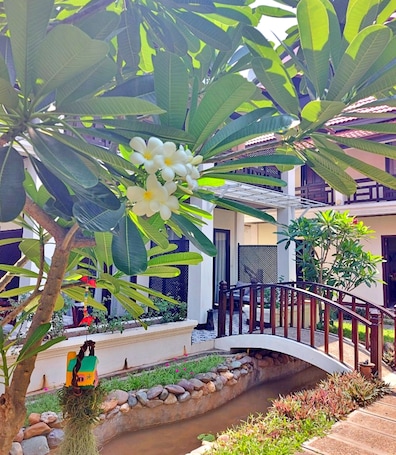 Caja de seguridad en la habitación, escritorio y cortinas blackout
