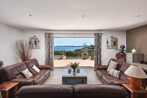 Smart-TV, DVD-spiller, bøker og stereoanlegg