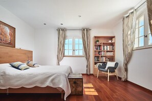 4 bedrooms, in-room safe, desk, iron/ironing board