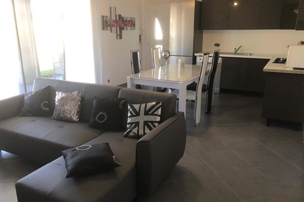 House f3 for rent by the week