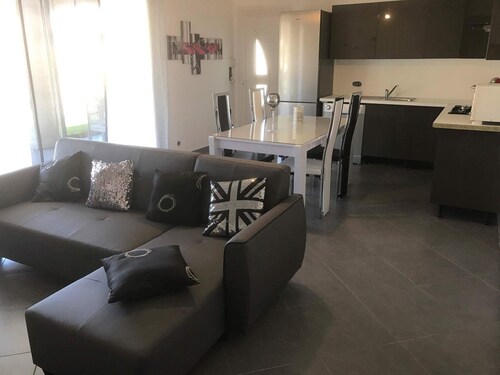 House f3 for rent by the week 