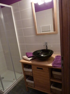 Bathtub, hair dryer, towels