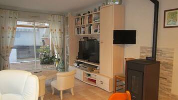 Télévision, lecteur de DVD, livres, chaßne hi-fi