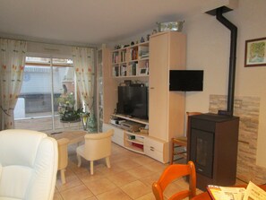 Télévision, lecteur de DVD, livres, chaîne hi-fi