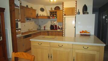 Een koelkast, een microgolfoven, een oven, een kookplaat