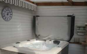 Indoor spa tub