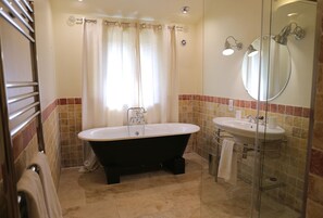 Badewanne, Haartrockner, Handtücher, Seife