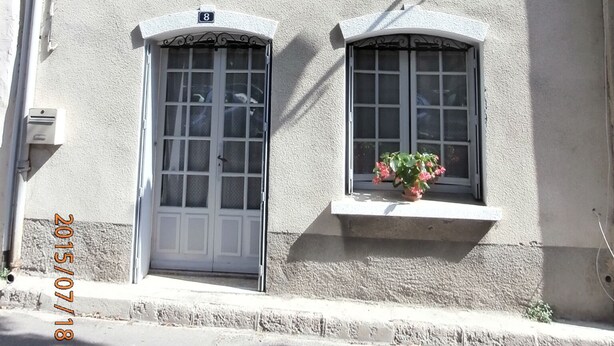 A building with three windows, each with a small balcony and potted plants. - Nice spacious village house and sunny downtown (Saint-Rémy-De-Provence)
