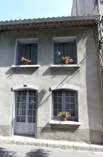 Agréable maison de village spacieuse et ensoleillée en centre ville