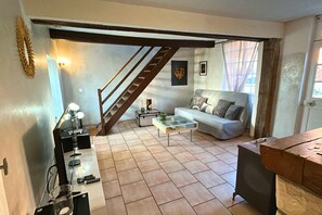 Smart-TV, peis, DVD-spiller og bordtennis