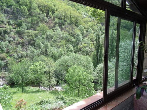 Renovated sheepfold in the heart of nature, with large terrace and private beach access to the river.