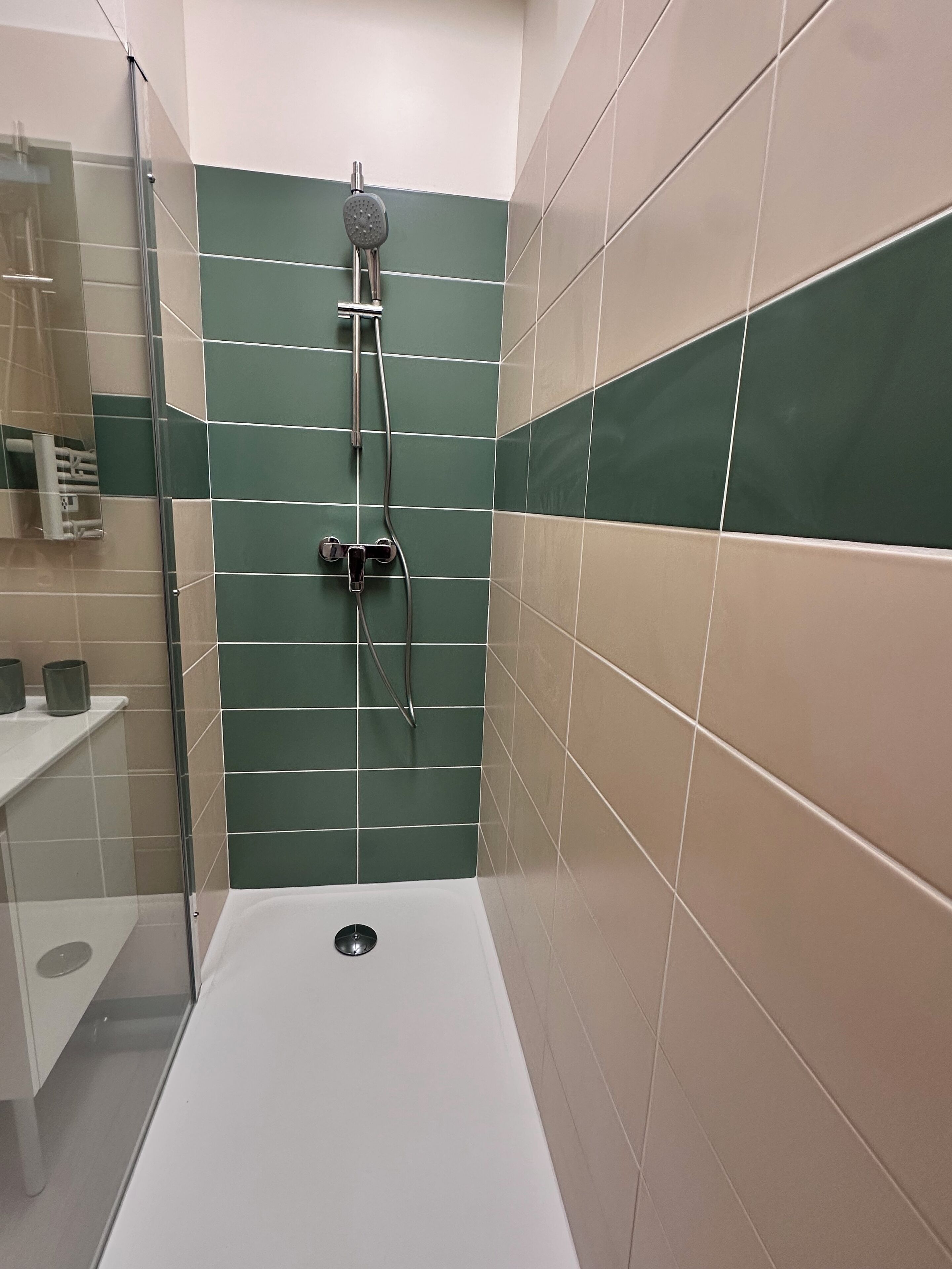 Dusche, Haartrockner, Handtücher, Seife