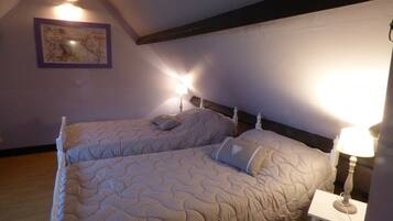 2 bedrooms, iron/ironing board, travel cot, free WiFi