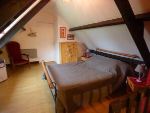 2 bedrooms, iron/ironing board, travel cot, free WiFi