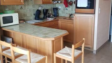 Een koelkast, een microgolfoven, een oven, een kookplaat