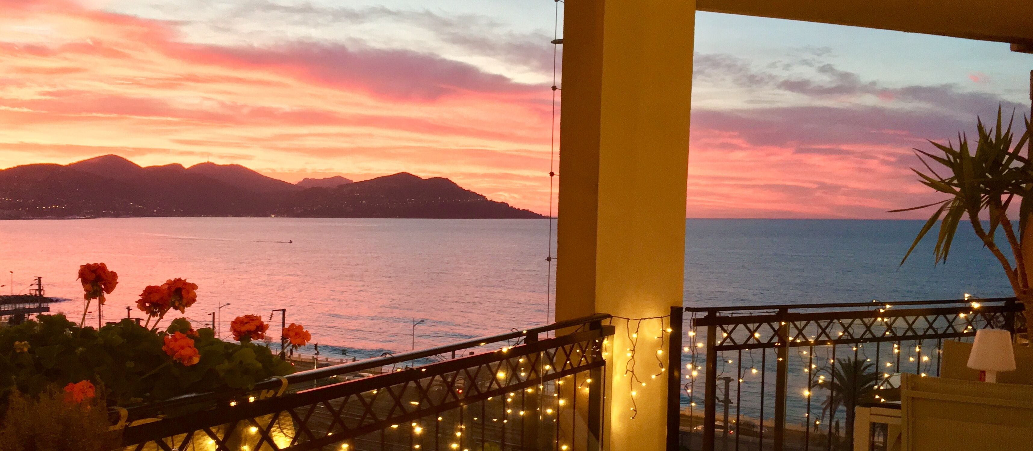 Vacation rentals CANNES, sea view, 3 swimming pools, parking, beach at 50 meters