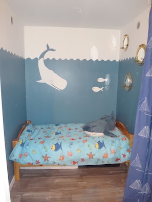 2 slaapkamers, een strijkplank/strijkijzer, reisbedje, gratis wifi