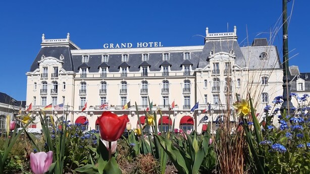 A large hotel building with the sign "GRAND HOTEL" prominently displayed. - Cabourg - Comfortable apartment 1 / 6pers WIFI in RDJ with terrace 100m beach (Cabourg)