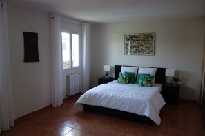 5 Schlafzimmer, Schreibtisch, Bügeleisen/Bügelbrett, kostenloses WLAN
