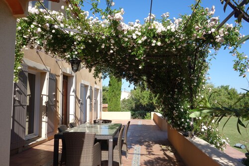 Belle Bastide Provençale, grand jardin entre vignes et village, proche Avignon