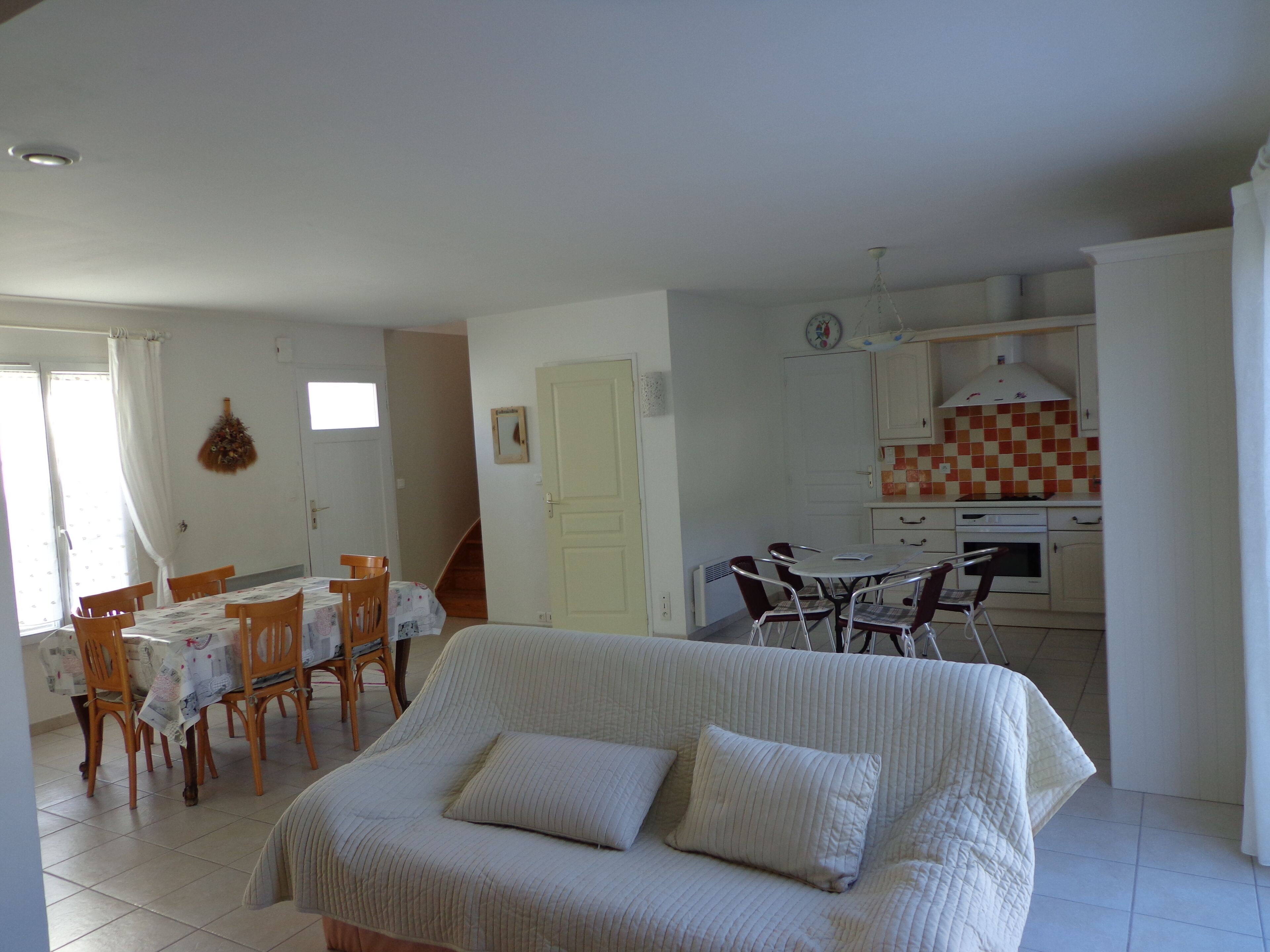 電視、DVD 播放機、書籍、音響