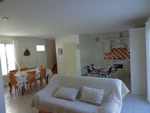 Una televisión, un reproductor de DVD, libros, un reproductor estéreo