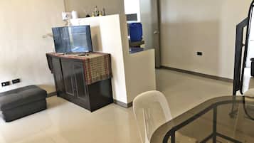 Apartament, 2 dormitoris | Sala d'estar | Televisor de pantalla plana