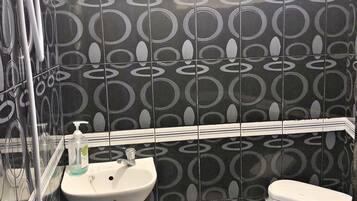 Apartment, 2 Bedrooms | Bathroom | Shower, towels