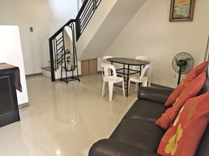 Appartement, 2 chambres | Salle de séjour | Téléviseur à écran plat