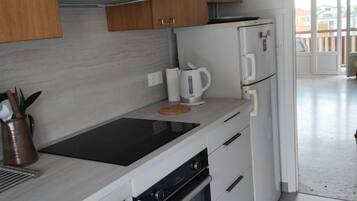 冰箱、微波炉、烤箱、炉灶