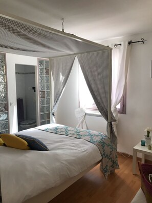 3 bedrooms, iron/ironing board, travel cot, free WiFi