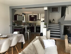 Smart-TV, Kamin, Bücher, Stereoanlage