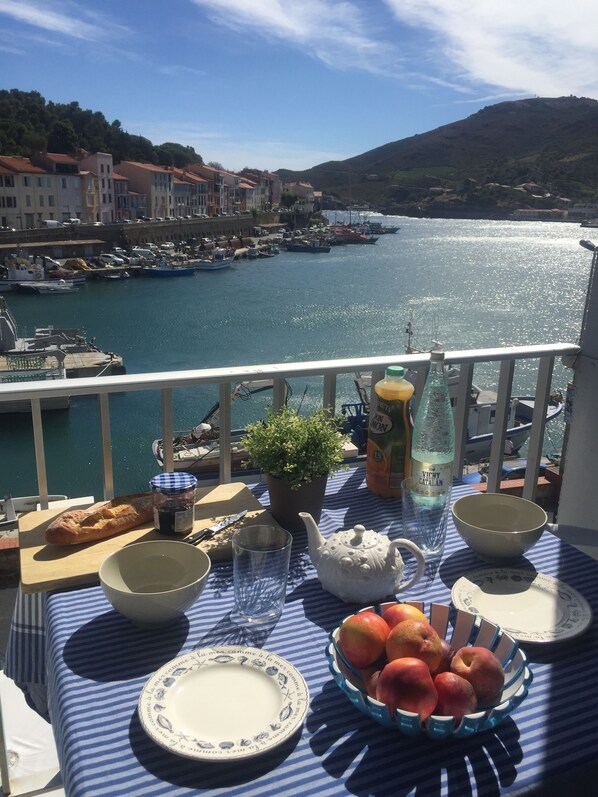 Outdoor dining - Exceptional front-line view (Port-Vendres)